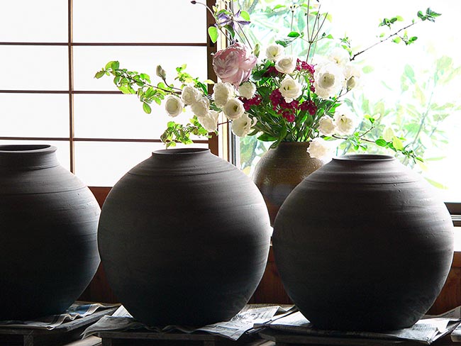 [© Unfired pots, Bizen Pottery by Amory B. Lovins is described with Fine Art, Stock, Beige, Black, Brown, Cold, Gray, Hot, Neutrals, Green, Pink, Reds, White, Flowers, Iris, Peonie, Pottery, Window, High Key, Bizen, Japan, 2005, April, Spring, Summer, Horizontal, International, Color hit 32637 rate ]